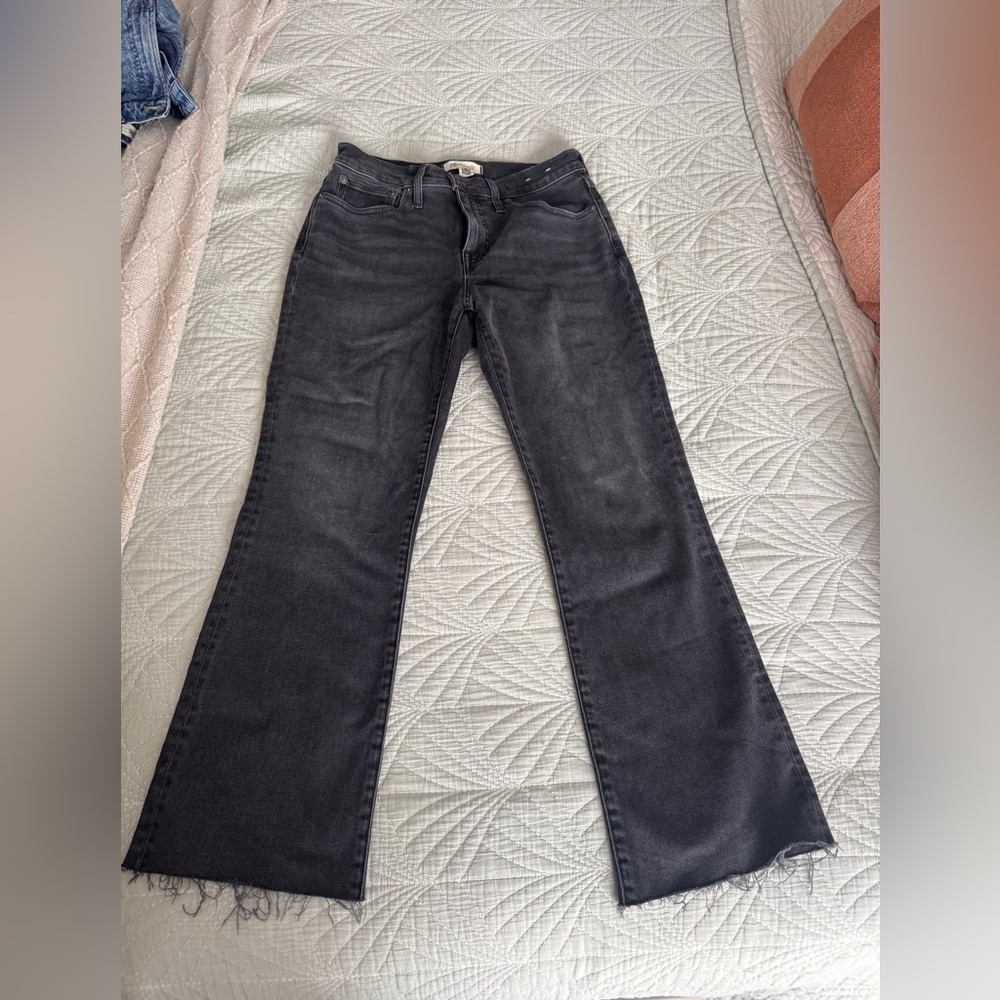 Madewell MID-RISE KICK OUT JEANS size 28